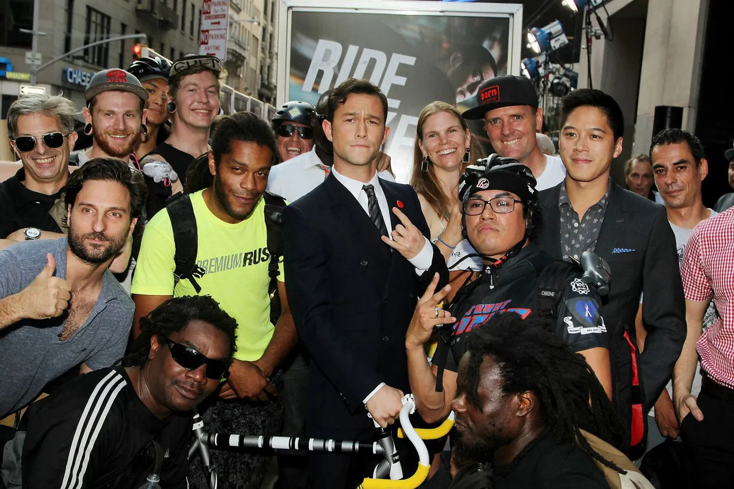 «Premium Rush» esilinastust New Yorgis – Joseph Gordon-Levitt koos päriselu rattakulleritega.