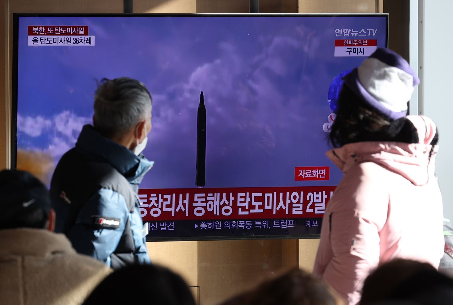 Lõunakorealased jälgivad Souli raudteejaama paigutatud teleekraanilt uudist Põhja uuest raketikatsetusest.
