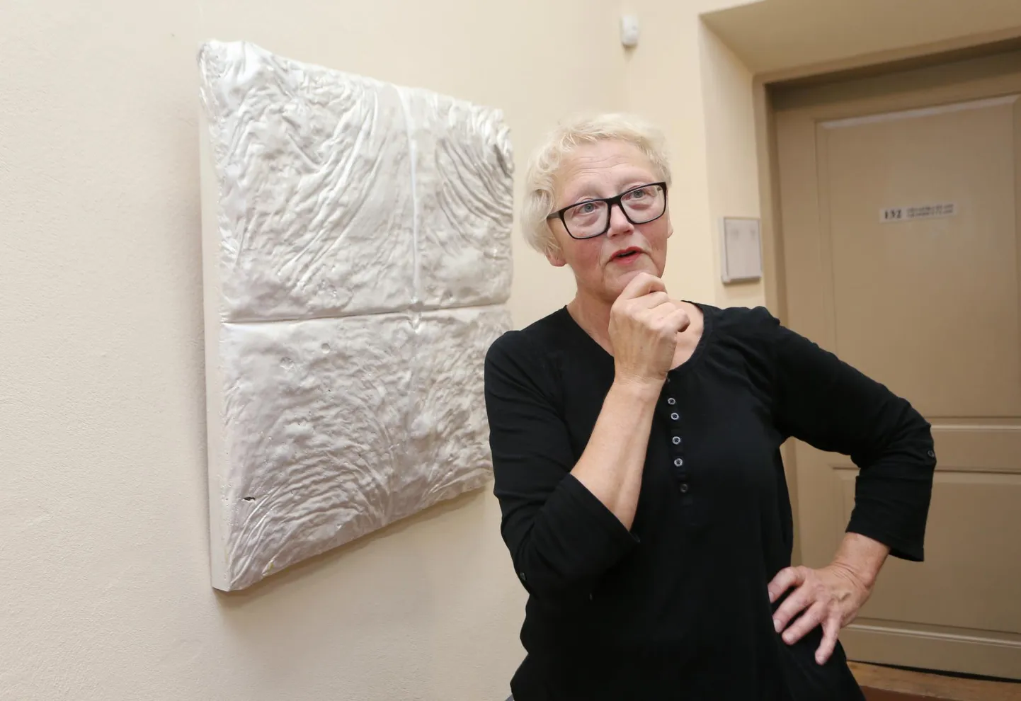 Sel nädalal pälvis Konrad Mäe preemia kunstnik Anne Parmasto. Pildil on ta näitust üles panemas Tartu vanas anatoomikumis. 