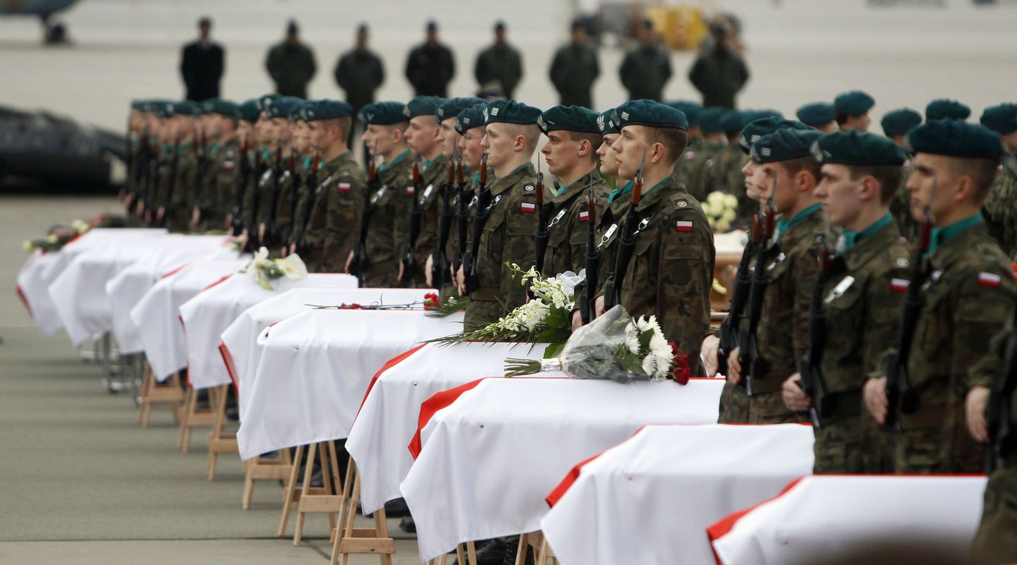 Kirstud 10. aprilli lennukatastroofi ohvrite surnukehadega Varssavi lennuväljal 14. aprillil.
