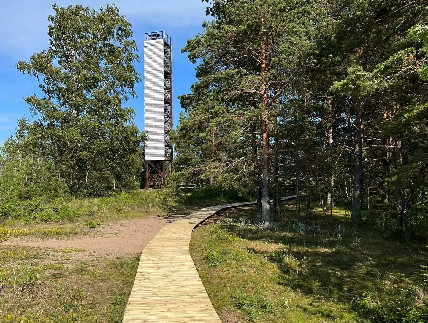 Suureliiva rand Vainupea külas sai talgute käigus uue laudtee.