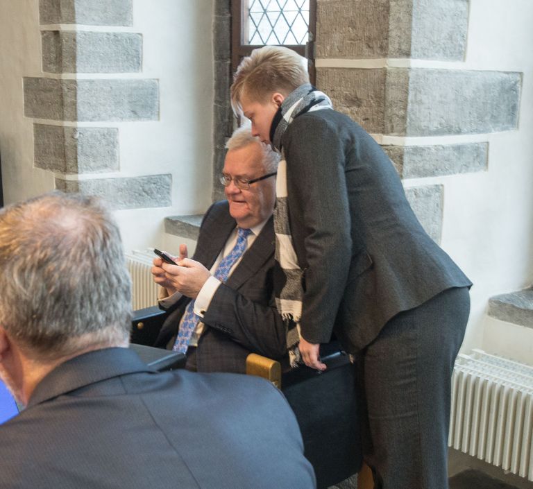 Edgar Savisaar ja teda truult saatev nõunik Moonika Batrakova Tallinna linnavalitsuse 2014. aasta viimase istungi järel 29. detsembril.
Foto: