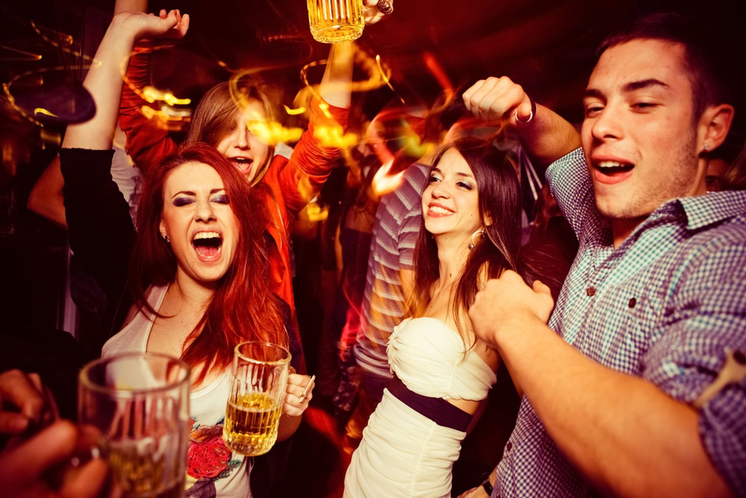 Распитие алкогольных напитков и танцы не позволяют в ночных клубах соблюдать правило 2+2. Фото иллюстративное.