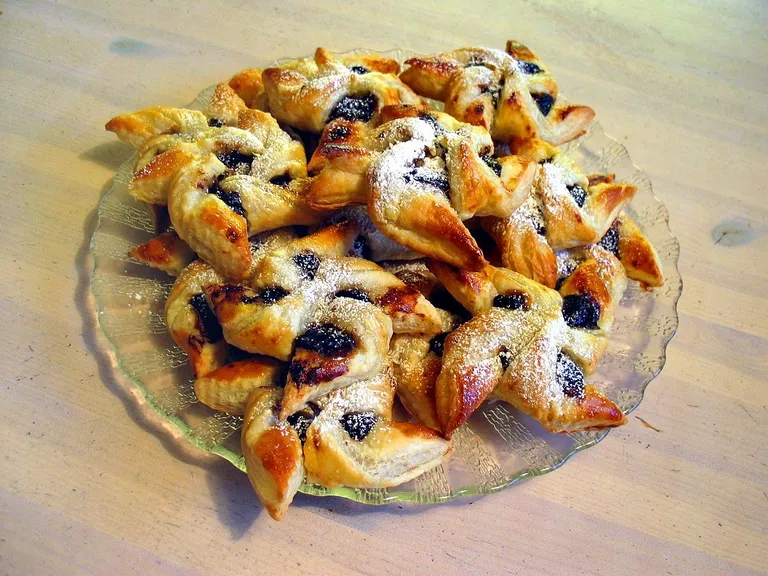 Soome jõulumaiustus joulutorttu ehk tähe­saiakesed ploomimarmelaadiga.