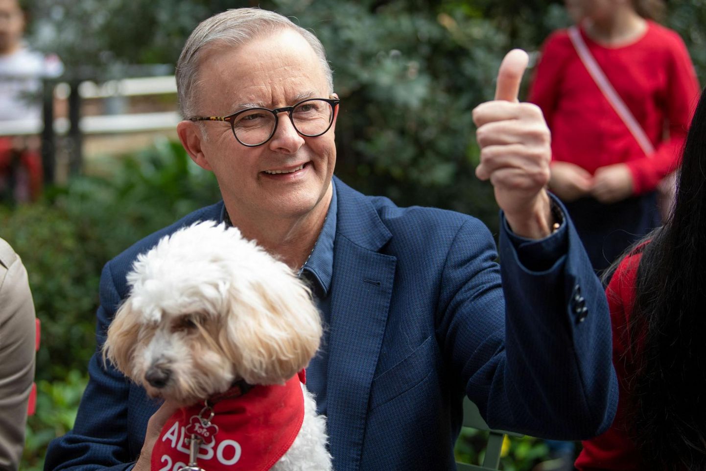 Austraalia uueks peaministriks kerkiv Tööpartei juht Anthony Albanese eile Sydneys koos oma koera Totoga.