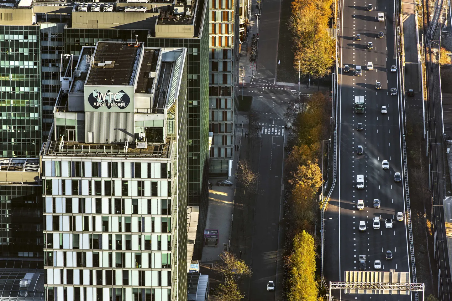 Amsterdami World Trade Centeri välisvaade, milles asub ka pankrotistunud Amsterdam Trade Bank, mis kuulub Vene Alfa Bankile.