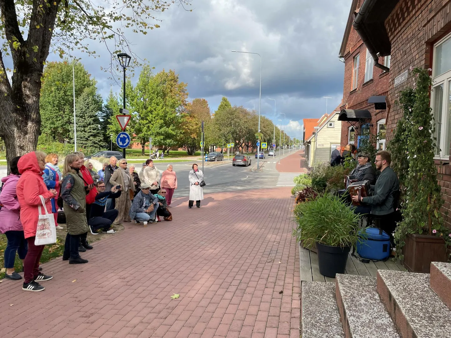 Piret Aus ja Rasmus Kadaja rahvusvahelisel muusikapäeval Fellini kohviku ees.