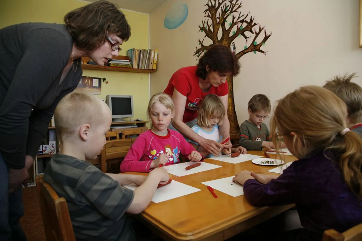 Särevere lasteaia õpetajad Triin Kaljur (vasakul) ja Eve Vooremäe annavad Marcusele (vasakult), Ketlinile, Kärdile, Oliverile, Kennertile ja Tiiale joonistamiseks näpunäiteid. Sügisel peavad nad arvatavasti kolima Türi kolledži majja.