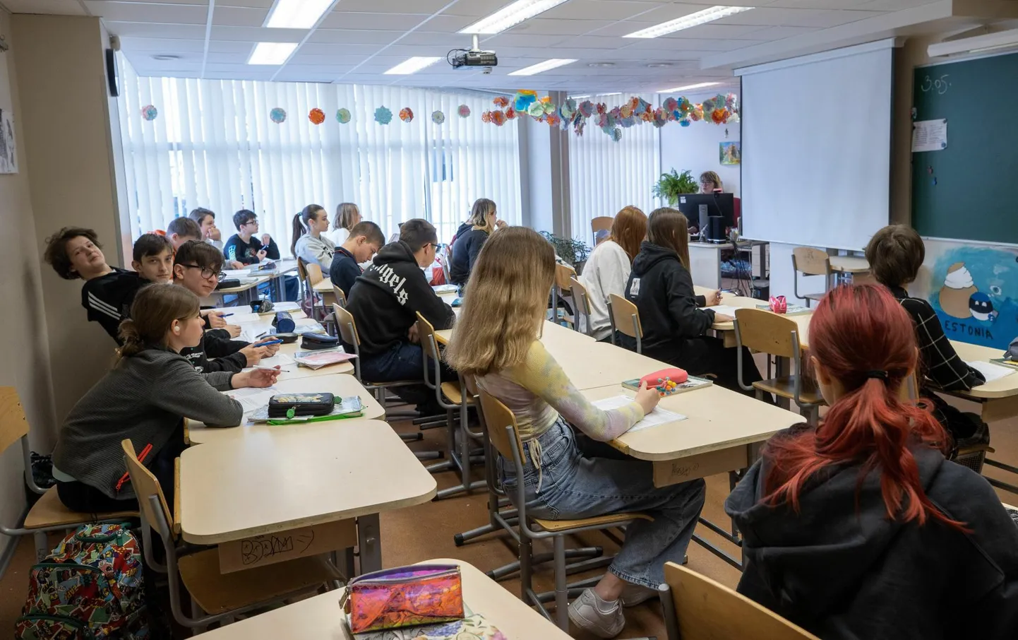 Õnnelikud on need kakskeelsed koolid, kel eestikeelsele õppele üleminekul ka eesti keelt valdavaid pedagooge piisavalt on. Pildil Tallinna humanitaargümnaasiumi 7. klassi eesti keele tund.