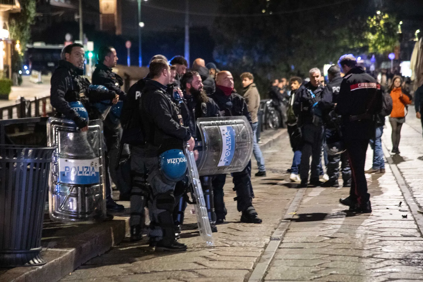 Миланская полиция вмешалась в разборки между болельщиками команд.