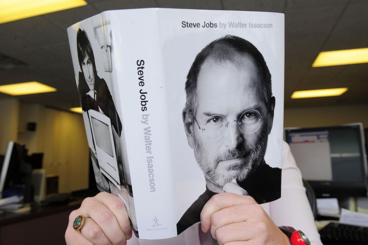 IT-visionäär Steve Jobs oma biograafia kaanel.