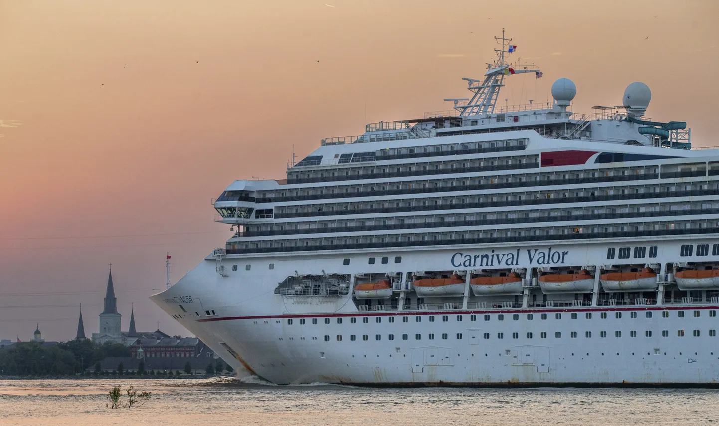 Kruīza kuģis "Carnival Valor".
