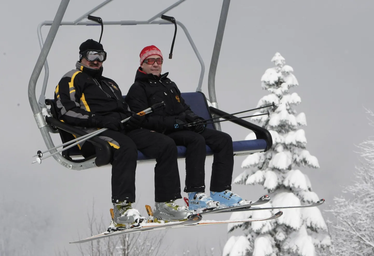 Valgevene riigipea Alseksandr Lukašenka (vasakul) koos oma Vene kolleegi Dmitri Medvedeviga Krasnaja Poljana suusakeskuses Sotši lähistel märtsis 2009.