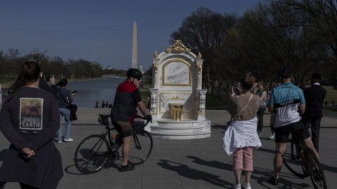 UUS PILATAIES ⟩ Washingtoni pandi välja Trumpi naeruvääristav kuldse kempsupotiga troon