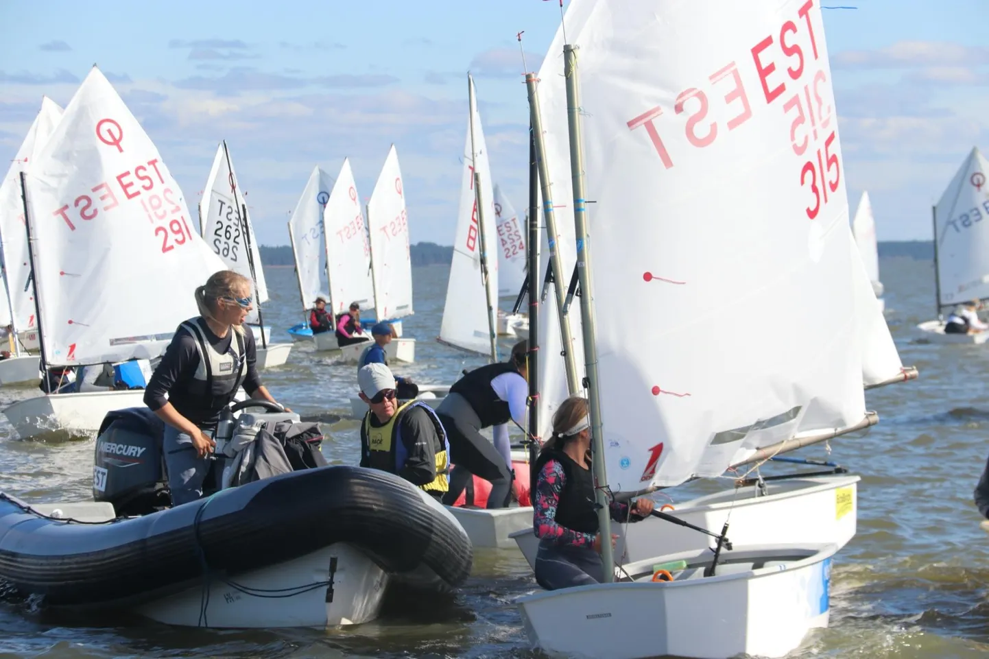 Pärnu jahtklubi purjespordikooli treenerite Elise Umbi ja Tõnis Vare juhendamisel seilab kodulahel 16 Optimisti klassi noort merekaru.
