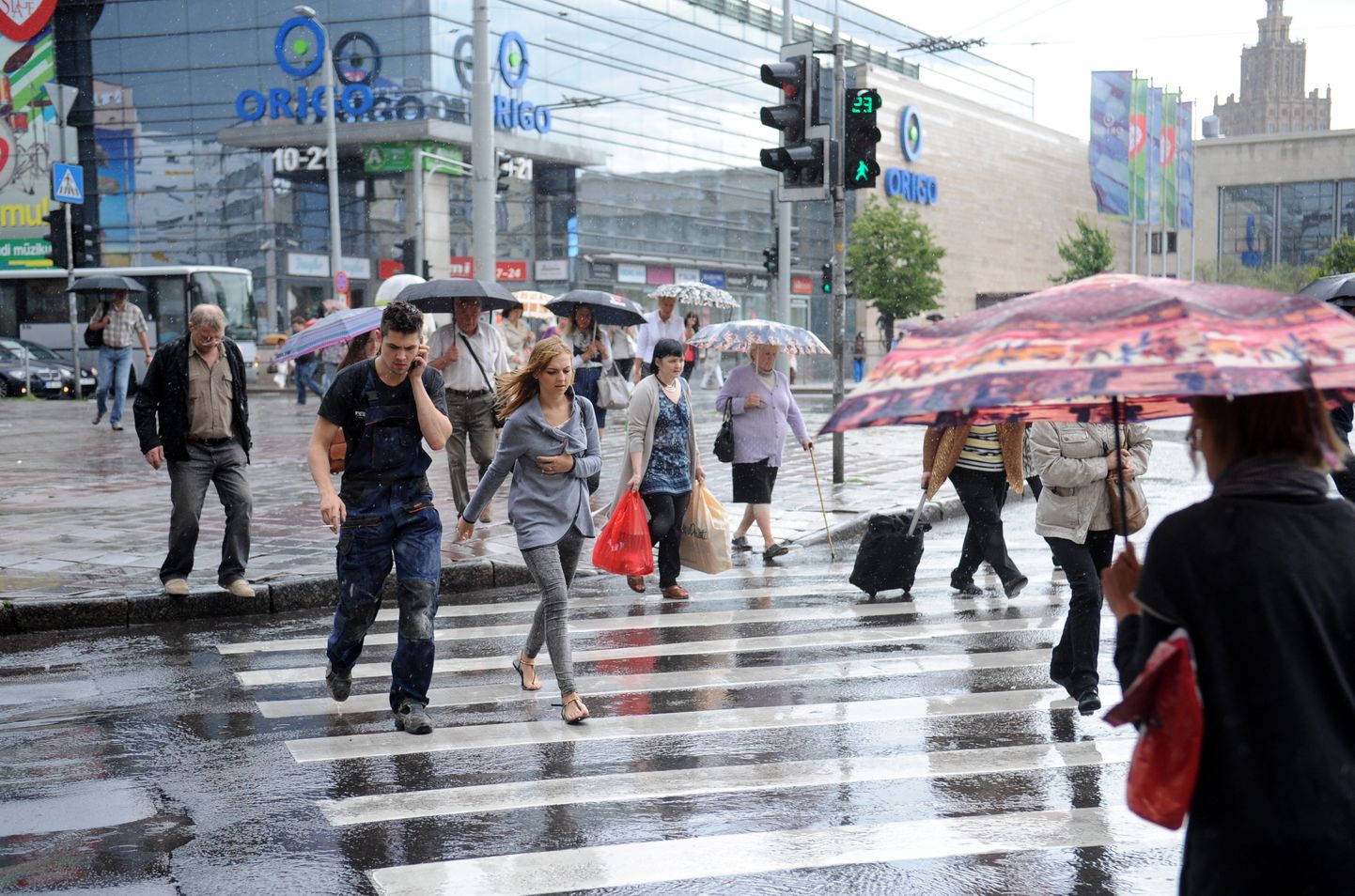 Cilvēki Rīgas centrā lietus laikā. Ilustratīvs foto