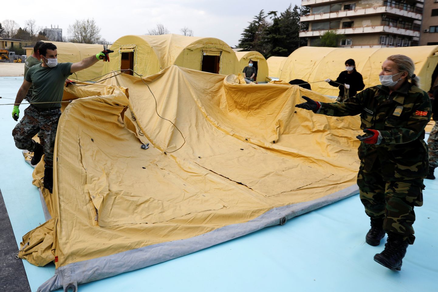 Põhja-Makedoonia sõjavägi püstitab Skopjes koroonaviiruse testimise telke.