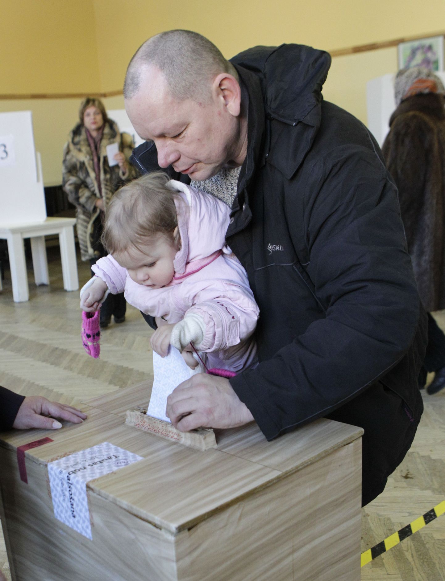 Läti valija veebruaris peetud keelereferendumil, mille algatajaiks olid venemeelsed jõud.