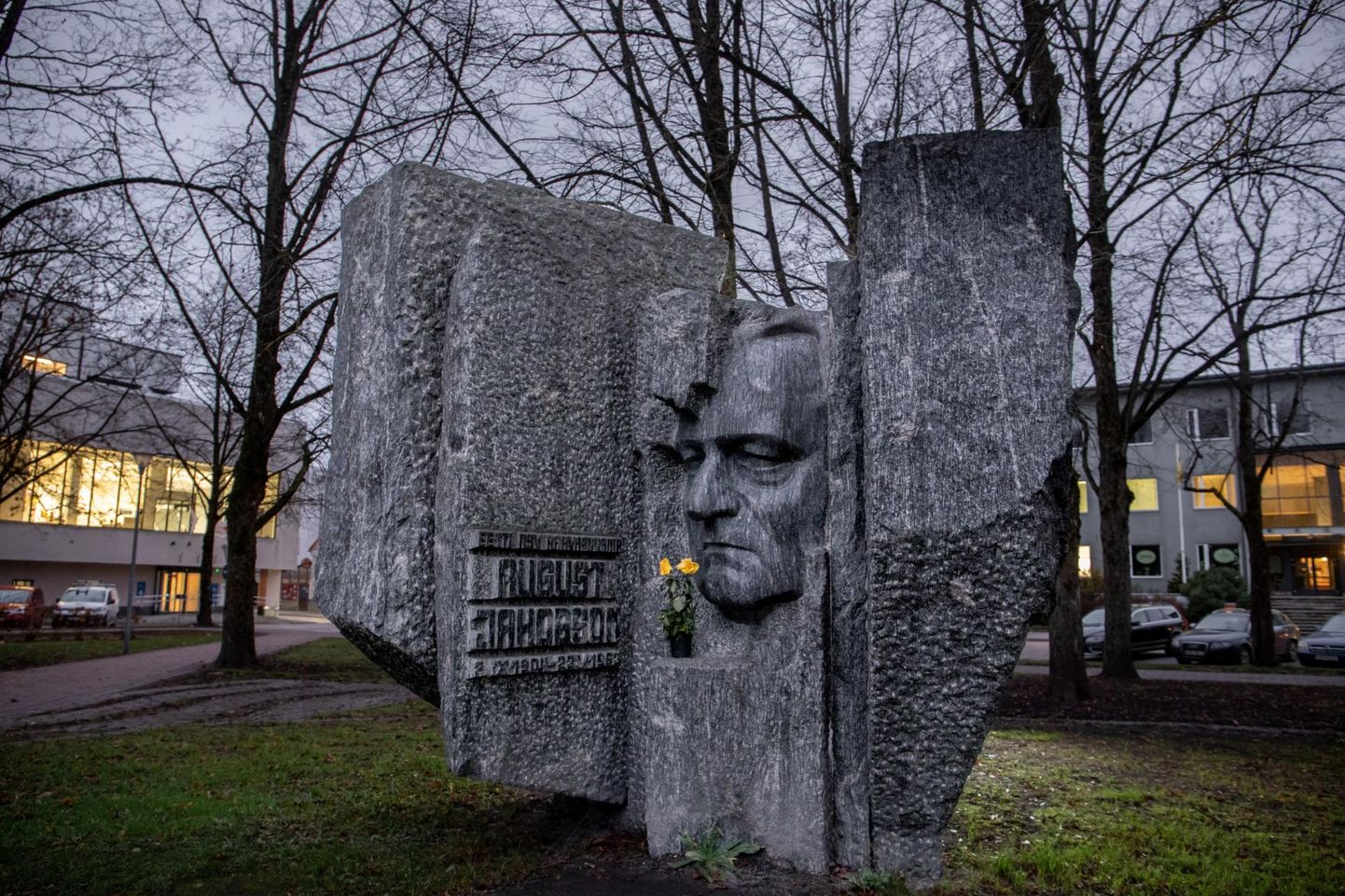 August Jakobsoni mälestusmärk Pärnus.