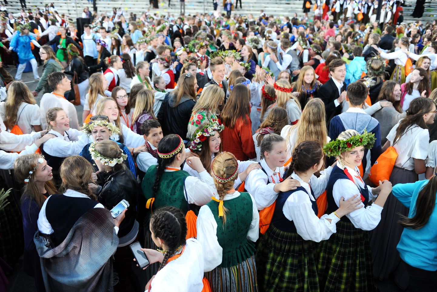 Svētku dalībnieki pēc XI Latvijas skolu jaunatnes dziesmu un deju svētku noslēguma koncerta. Ilustratīvs attēls.