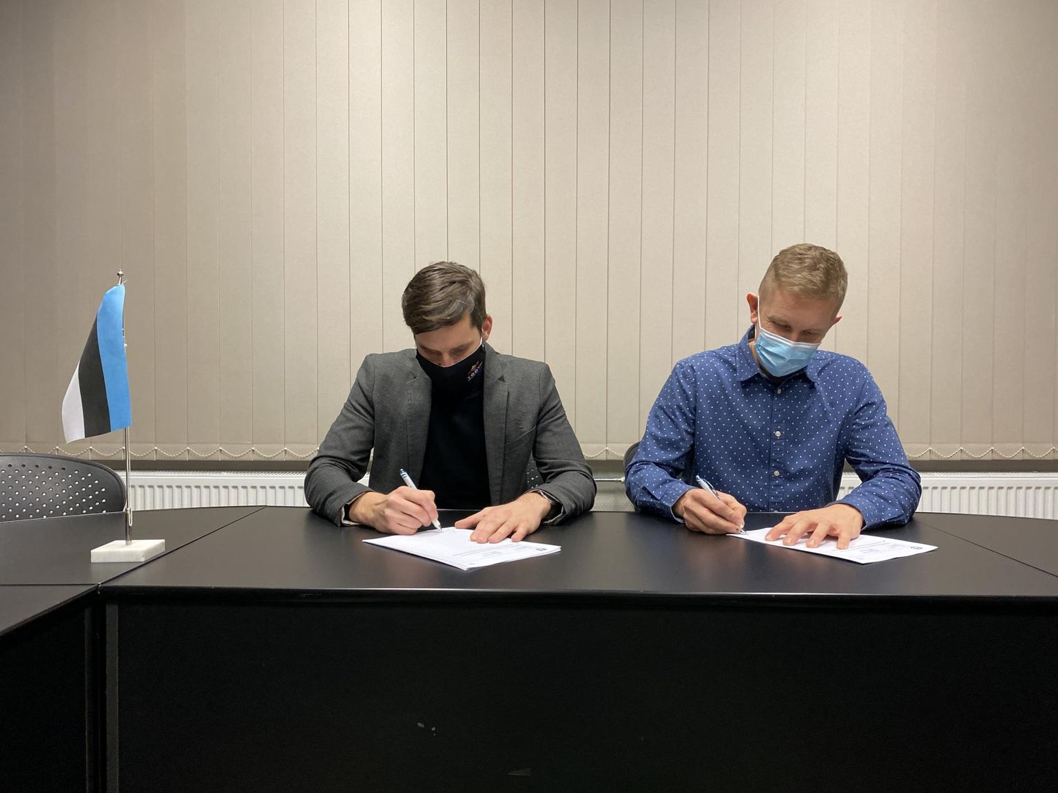 Leppele andsid allkirja Tõrva vallavanem Maido Ruusmann (vasakul) ja ASi Valmap Grupp juhataja Hindrek Mõts.