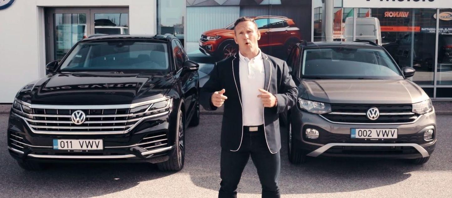 Kulturist Ott Kiivikas pakub Volkswageni Viljandi esinduse reklaamis, et kui osta Touareg, saab T-Crossi tasuta kaasa.