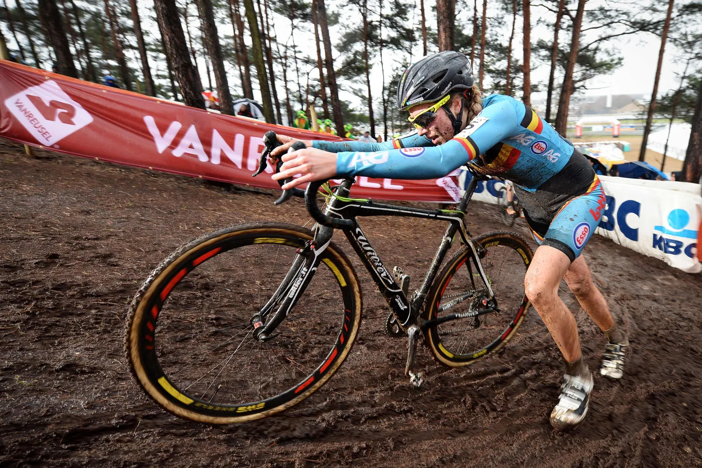 Ratas nagu muiste, kas pole? Ometi leidsid kohtunikud üle-eelmise kuu lõpus cyclocrossi MM-võistlustel 19-aastane Belgia naisratturi Femke van der Driessche rattaraami seest peidetud elektrimootori.