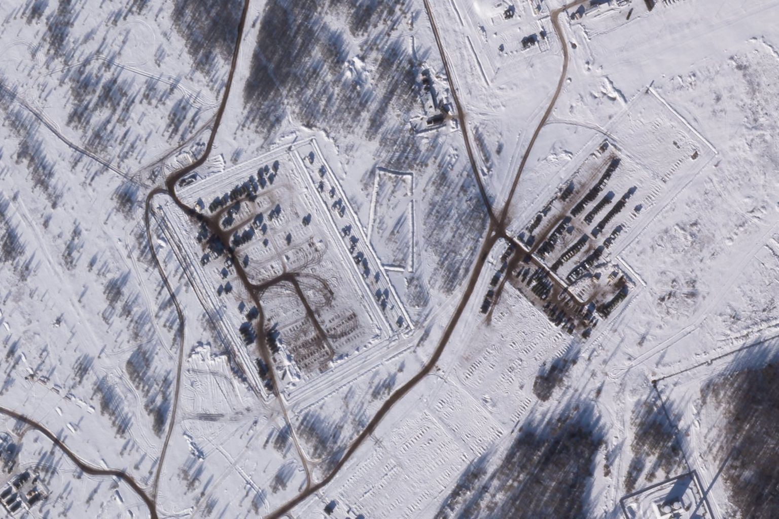 Planet Labs PBCi jäädvustatud satelliidifotolt on näha Venemaa sõjavarust eiel Jelna lähistel sajakonna kilomeetri kaugusel Ukraina piirist.