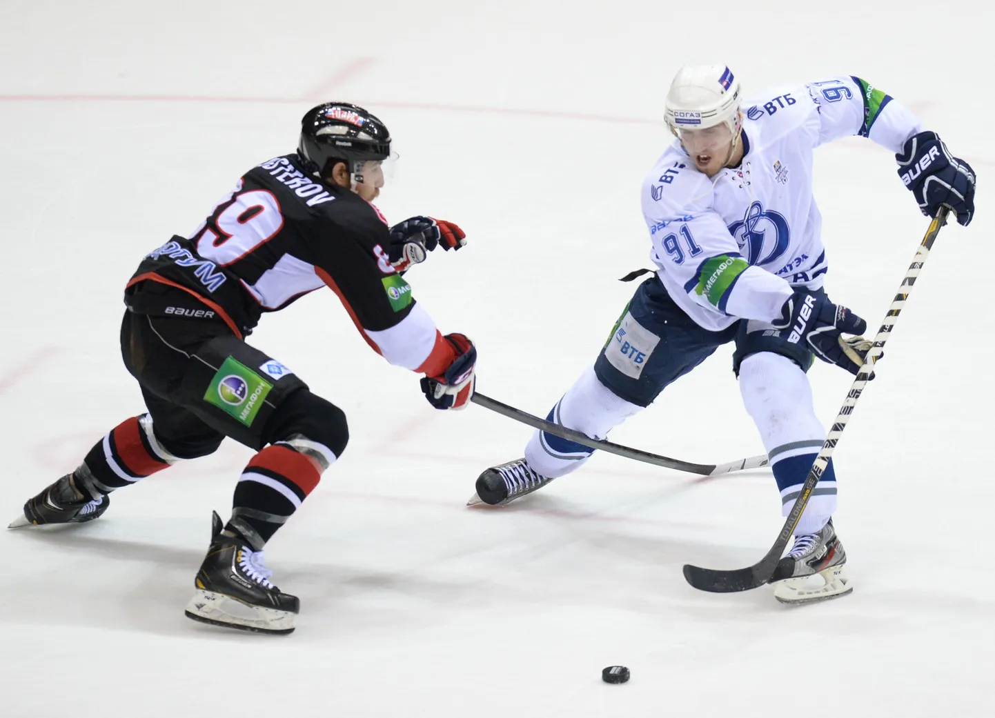 Traktori mängija Nikita Nesterov (vasakul) võitleb litri pärast Marek Kvapiliga.