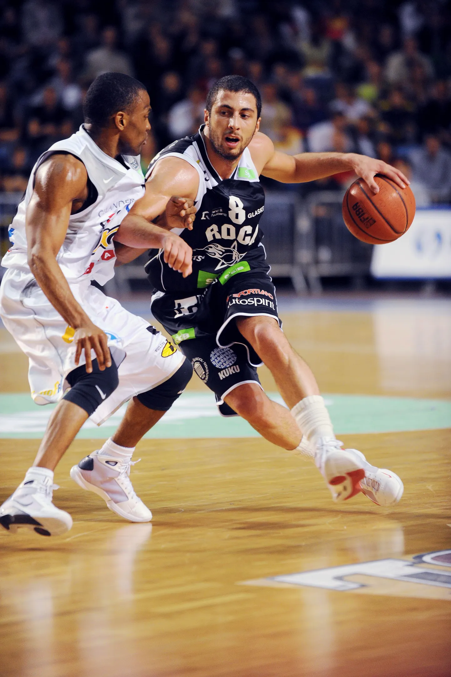 Giorgi Tsintsadzet (palliga) üritab takistada John Linehan.