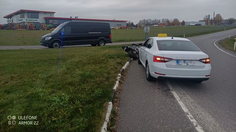 Tsiklimees peksis segi auto küljepeegli ja siis põgenes