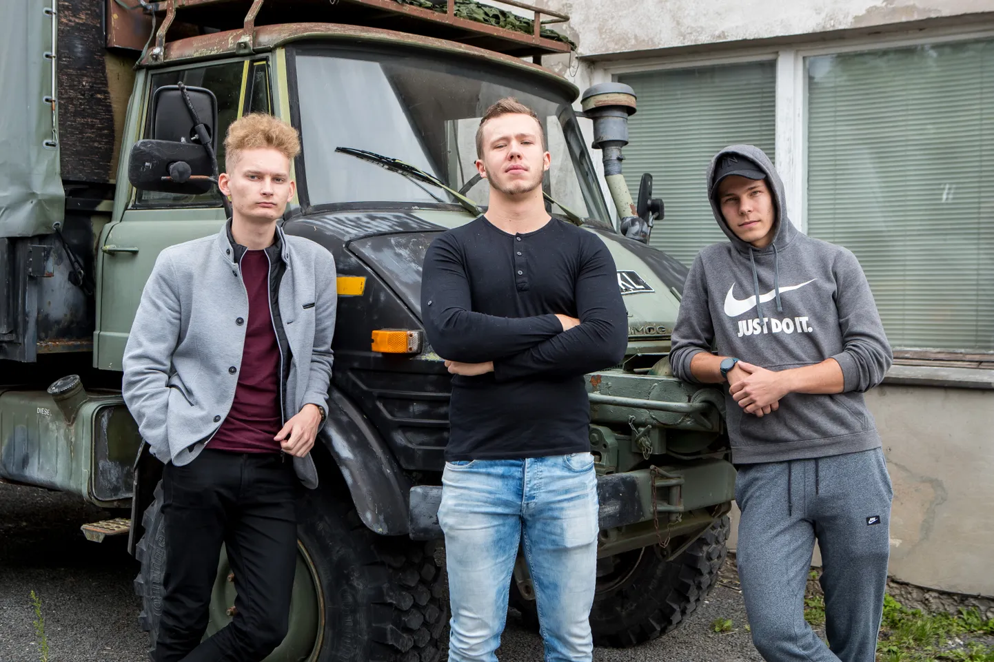 PEATSED KAITSEVÄELASED: KG värsked vilistlased Märten Lehto, Richard Mõisaäär ja Holger Nõgu astuvad esmaspäeval ajateenistusse.