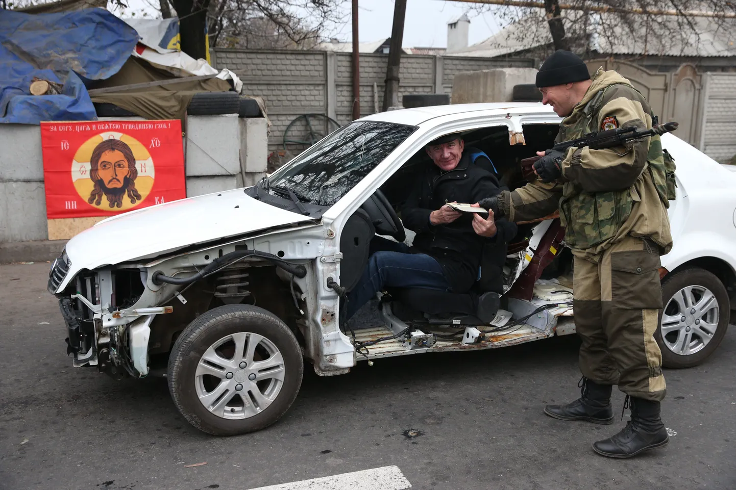 Donetski separatist kontrollib sõiduki dokumente.