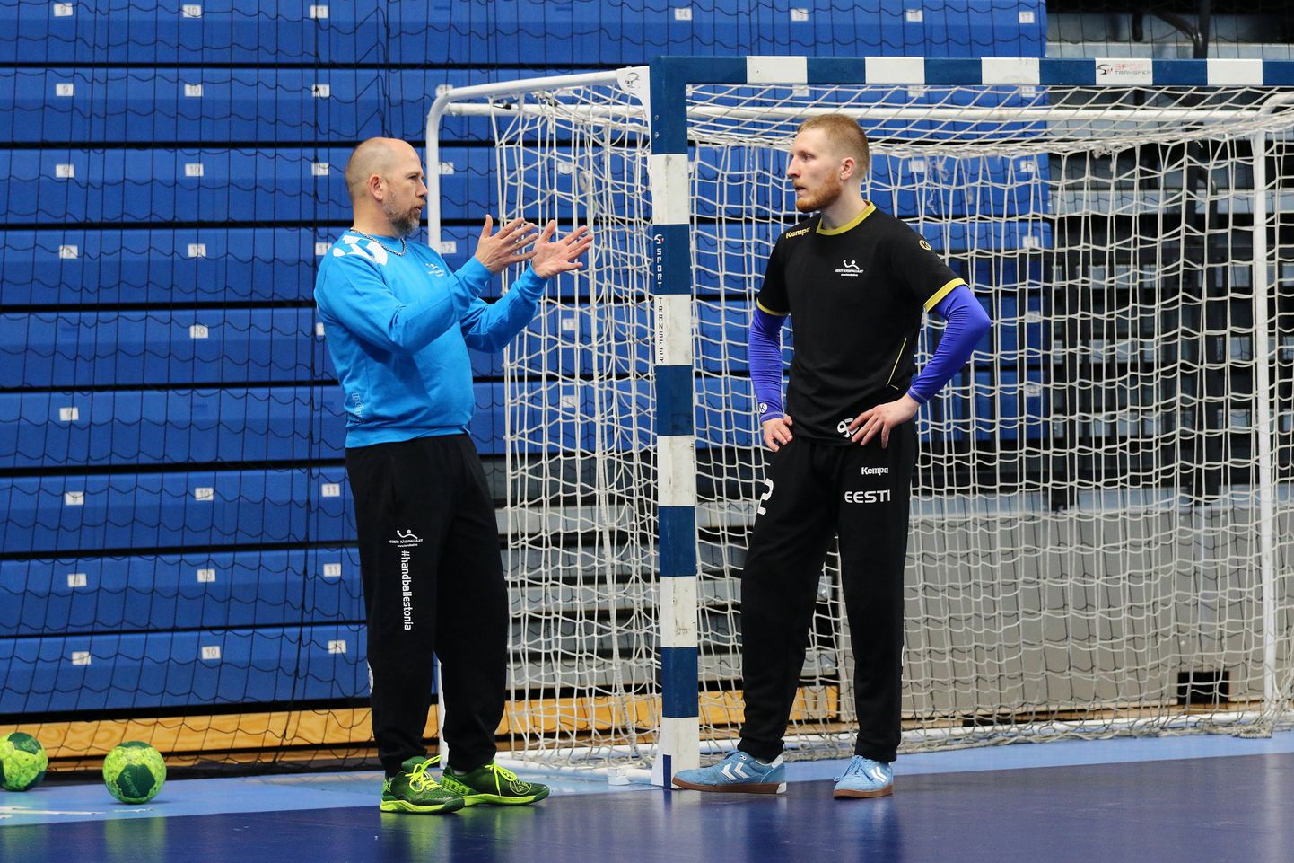 Suurte kogemustega väravavahtide treener Janne Ekman (vasemal) jäi Rasmus Otsa panusega Läti vastu väga rahule.