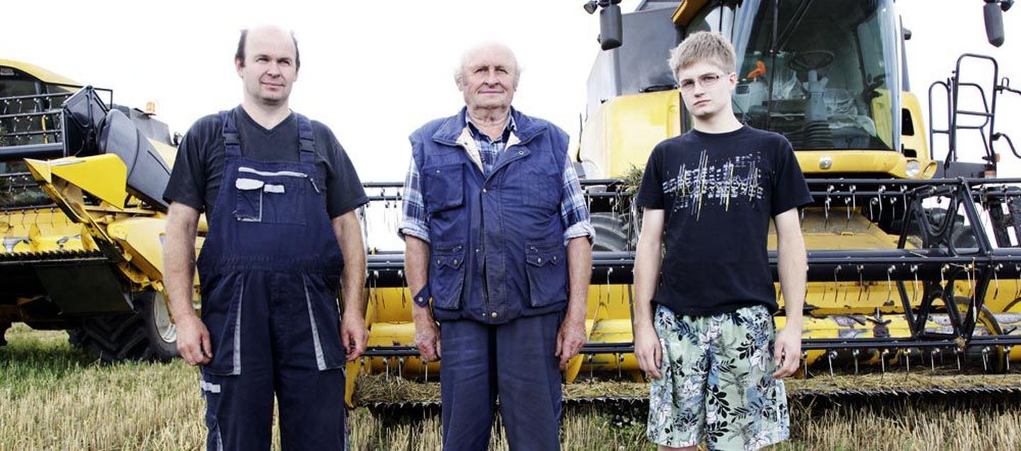 Pildil on kolm põlvkonda kombainereid: vasakul talu peremees Aivar Kundla, keskel tema isa Kalev ning paremal 17-aastane perepoeg Jargo.