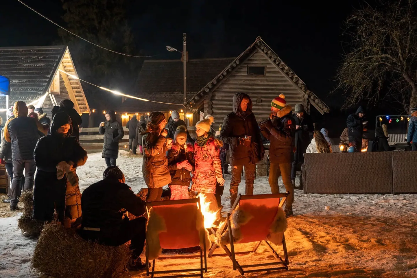 Peipsi toidu tänaval saab nautida sööki-jooki elava tule ja täiskuu paistel.