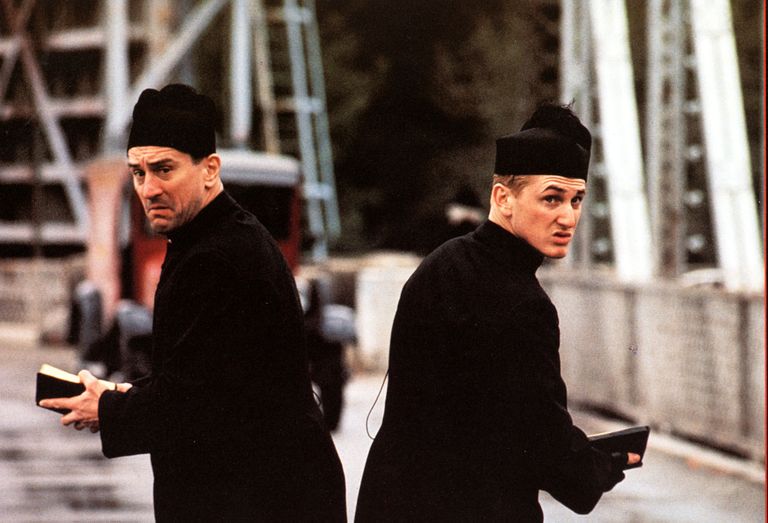 Robert De Niro (koos Sean Penniga) filmis «We're No Angels» (1989)
