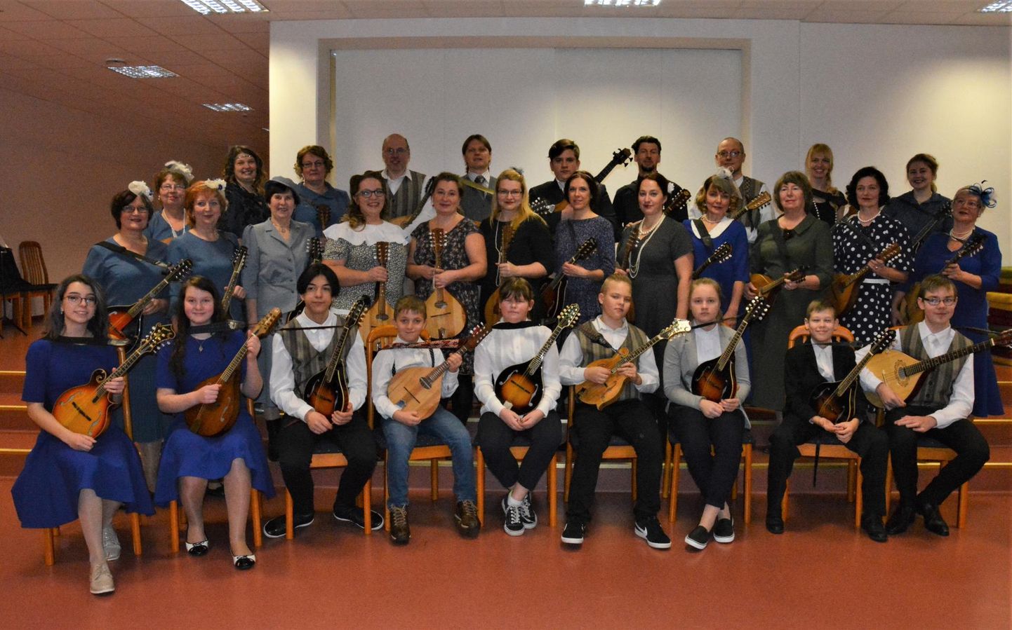 Tapa Mandoliiniorkestri liikmed naudivad kooskäimist ja ühiselt musitseerimist. Läheb viies aastaring.
