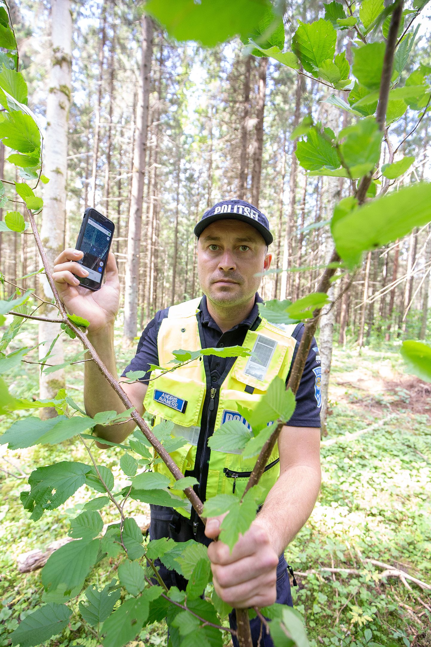 Patrullpolitseinik Andris Avamere soovitab metsa minnes kaasa võta laetud akuga mobiiltelefon.