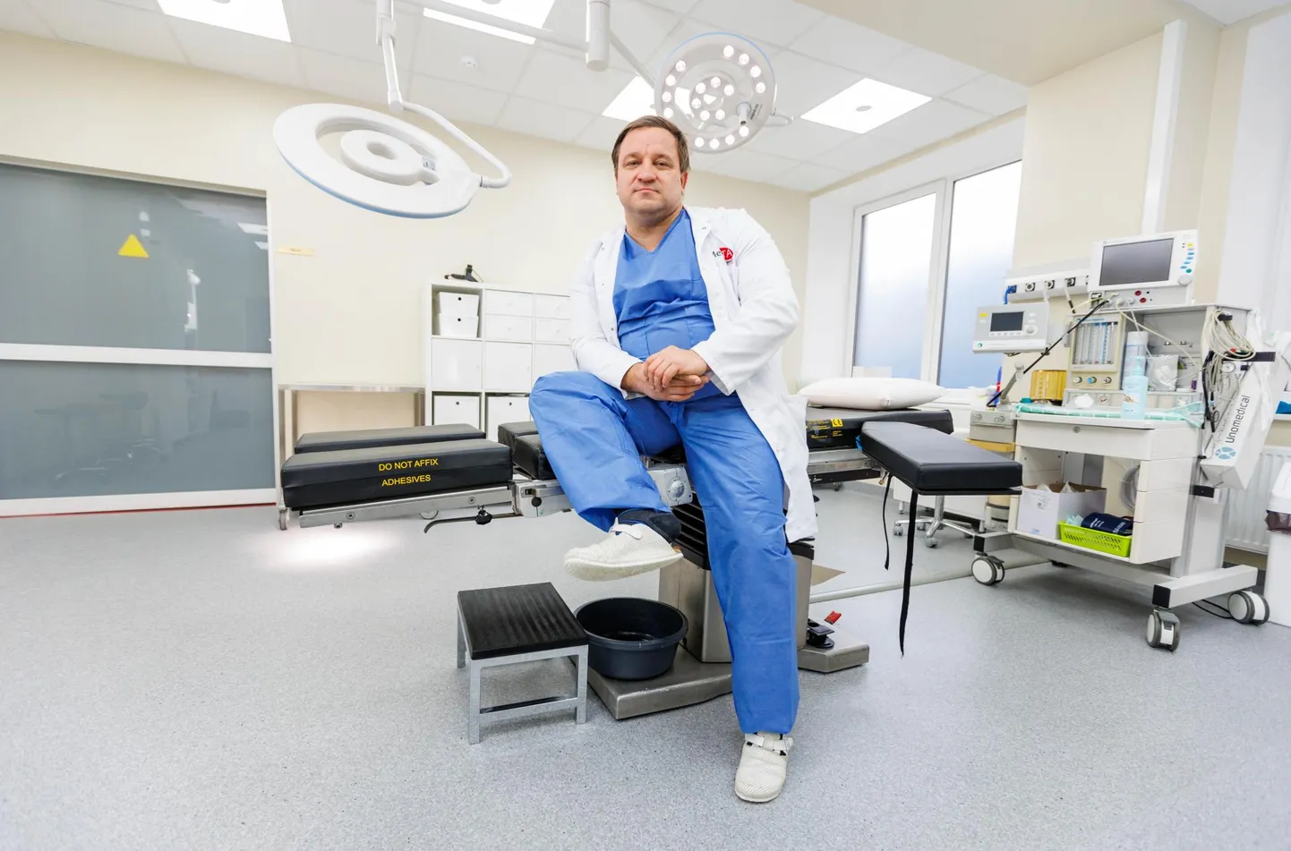 Meestearst Kristo Ausmees teeb oma kliinikus operatsioonisaalis ka lõikusi.