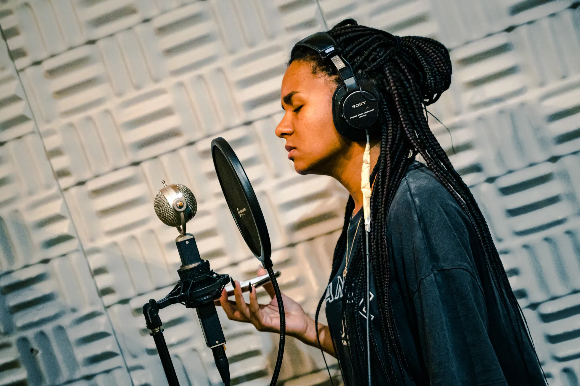 Aminata pie mikrofona skaņu ierakstu studijā. Vai izdosies radīt ko līdzvērtīgu viņas pašas Eirovīzijas dziesmai? 