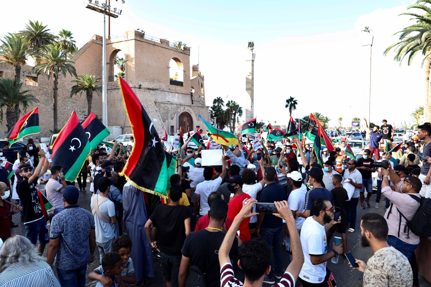 Valitsusvastased meeleavaldajad Tripolis.