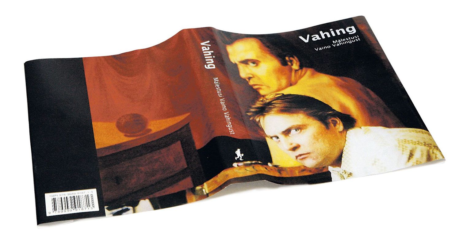 Mälestusteraamatu kaantel on foto Vaino Vahingust, kes poseerib kunstnik Jüri Arrakule tema ateljees.