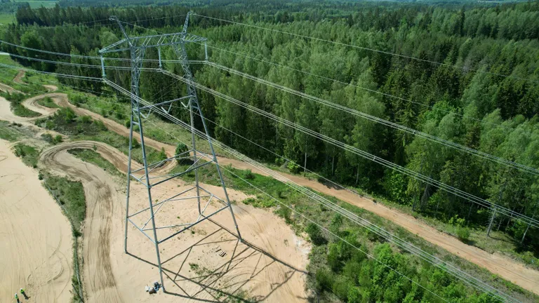 Põllumast kaalub 14–20 tonni. Toetub nelja jalaga betoonist vundamendile, tõmmitsaid pole. Nimetus tuleneb sellest, et need mastid püstitatakse tavaliselt haritavale maale. Põllumast maksab umbes kaks korda rohkem kui sama kõrge metsamast.