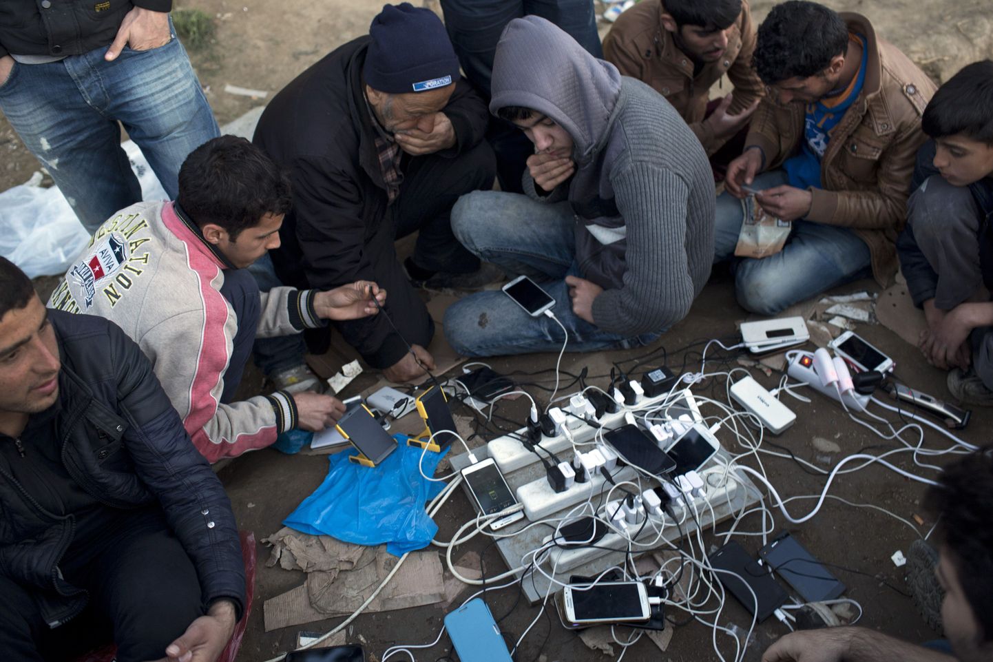 Kreeklased lubasid täna Makedooniasse pääsu ootavatel Süüria migrantidel panna oma telefoniakud laadima.