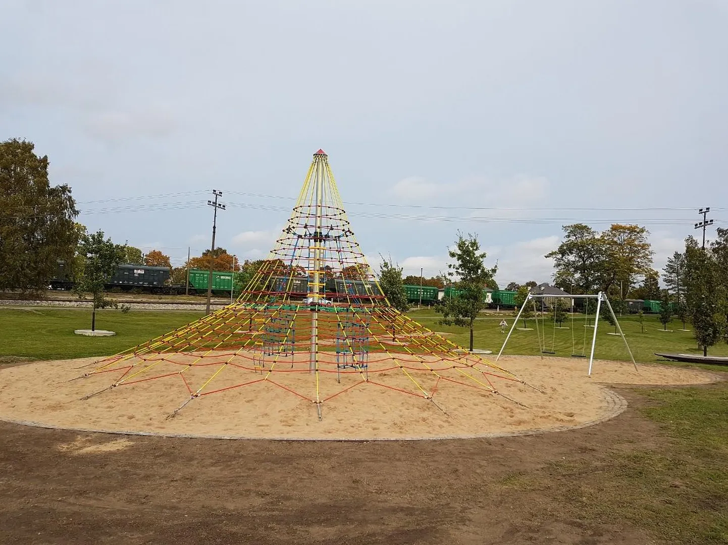 Tamsalu tammepargi mänguväljak rõõmustab kõige rohkem väiksemaid lapsi.