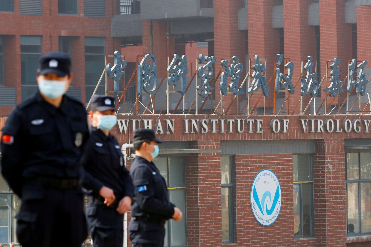 Julgeolekutöötajad valves Wuhani viroloogiainstituudi labori ees WHO meeskonna visiidi ajal.