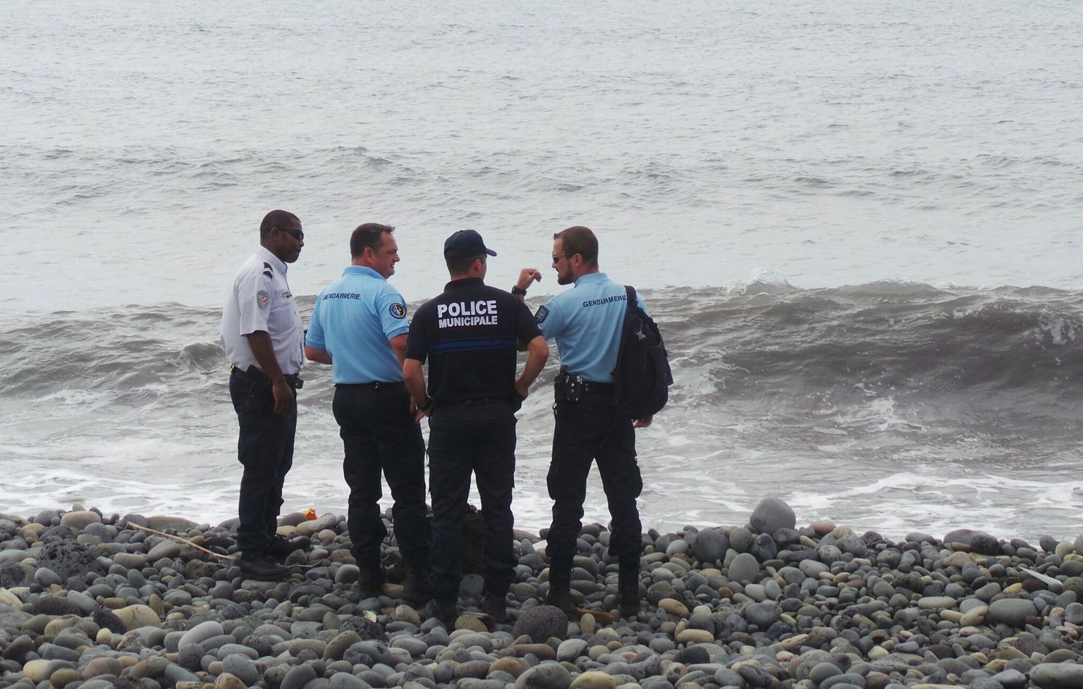 Prantsuse politsei ja sandarmid Saint-André rannas.