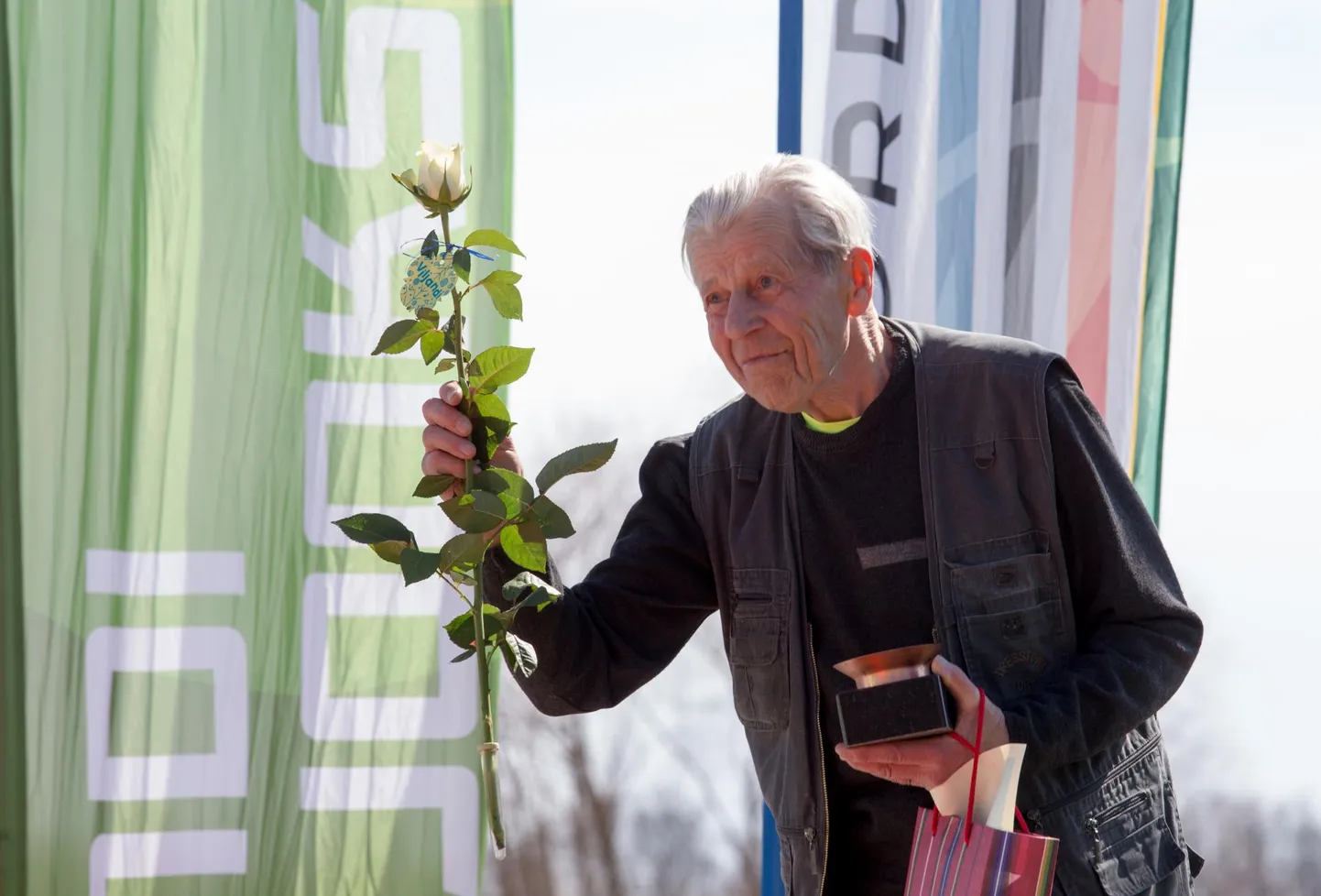 Benno Viirandi kutsuti mitmel aastal pärast ümber Viljandi järve jooksu lõpetamist pjedestaalile, sest ta oli aastaid kõige suurema osaluskordade arvuga jooksja.