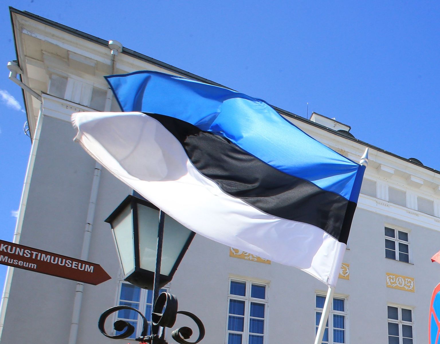 Eesti lipp Tartu ülikooli peahoone ees.